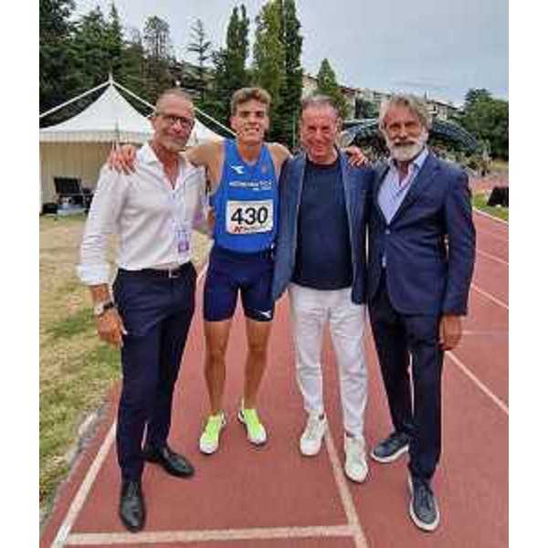 L'assessore regionale alla Difesa dell'ambiente Fabio Scoccimarro (terzo da sinistra) con il campione di atletica Giovanni Lazzaro (secondo da sinistra), il presidente del Comitato provinciale di Trieste della Fidal Fausto Salvador (a sinistra) e il dirigente della Polisportiva Triveneto Arturo D'Ascanio (a destra). - L'assessore regionale alla Difesa dell'ambiente Fabio Scoccimarro (terzo da sinistra) con il campione di atletica Giovanni Lazzaro (secondo da sinistra), il presidente del Comitato provinciale di Trieste della Fidal Fausto Salvador (a sinistra) e il dirigente della Polisportiva Triveneto Arturo D'Ascanio (a destra).
