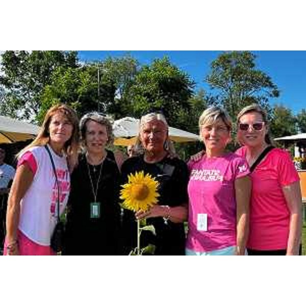 L'assessore regionale Barbara Zilli (seconda da destra) con la mamma di Nadia Orlando (terza da destra) - L'assessore regionale Barbara Zilli (seconda da destra) con la mamma di Nadia Orlando (terza da destra)