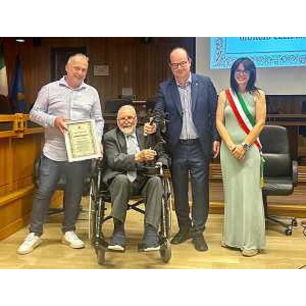 Il vicegovernatore Mario Anzil consegna la maestro Giorgio Celiberti il premio Pro Majano - Il vicegovernatore Mario Anzil consegna la maestro Giorgio Celiberti il premio Pro Majano