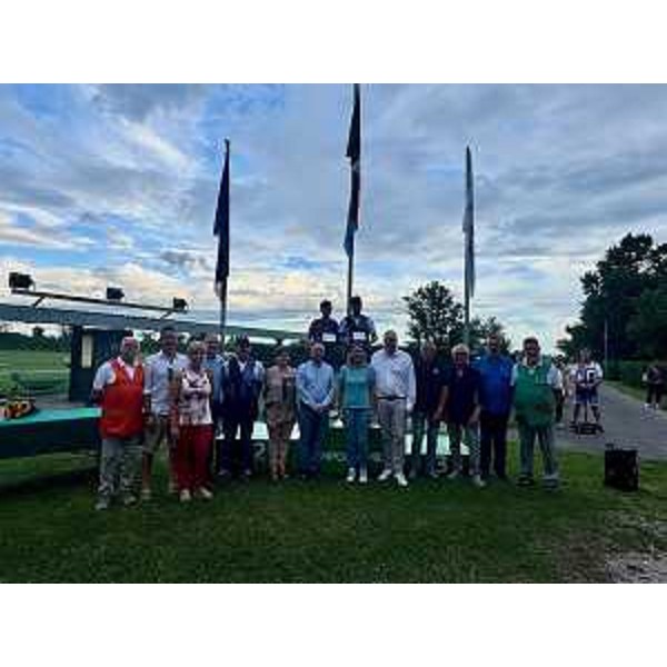 Il presidente Bordin quinto da destra in un'altra foto di gruppo a Campoformido - Il presidente Bordin quinto da destra in un'altra foto di gruppo a Campoformido