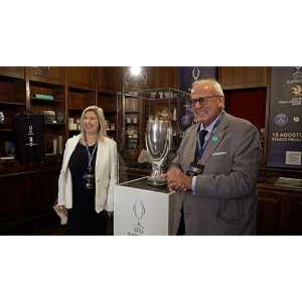 L'assessore regionale alle Infrastrutture e territorio Cristina Amirante e il sindaco di Gorizia Rodolfo Ziberna accanto alla Supercoppa europea. - L'assessore regionale alle Infrastrutture e territorio Cristina Amirante e il sindaco di Gorizia Rodolfo Ziberna accanto alla Supercoppa europea.