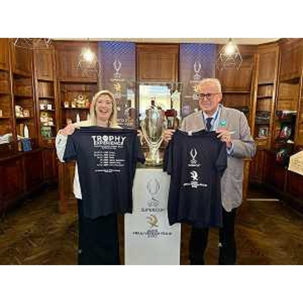 L'assessore regionale alle Infrastrutture e territorio Cristina Amirante e il sindaco di Gorizia Rodolfo Ziberna accanto alla Supercoppa europea. - L'assessore regionale alle Infrastrutture e territorio Cristina Amirante e il sindaco di Gorizia Rodolfo Ziberna accanto alla Supercoppa europea.