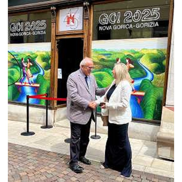 L'assessore regionale alle Infrastrutture e territorio Cristina Amirante e il sindaco di Gorizia Rodolfo Ziberna davanti all'esposizione della Supercoppa europea. - L'assessore regionale alle Infrastrutture e territorio Cristina Amirante e il sindaco di Gorizia Rodolfo Ziberna davanti all'esposizione della Supercoppa europea.