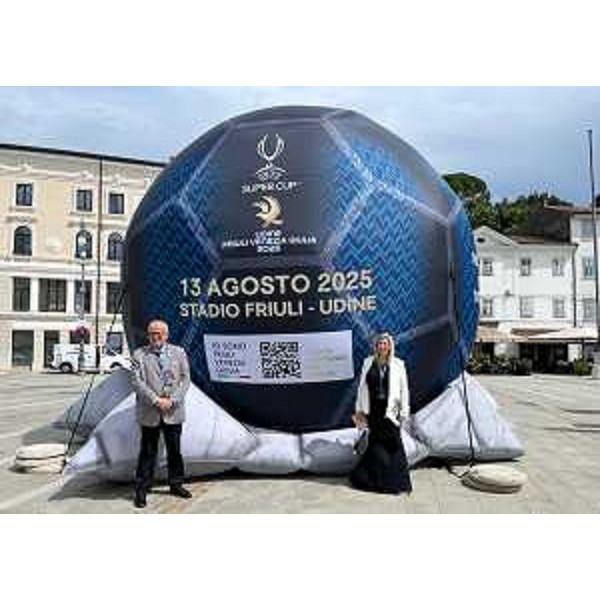 L'assessore regionale alle Infrastrutture e territorio Cristina Amirante e il sindaco di Gorizia Rodolfo Ziberna in piazza della Vittoria davanti al grande pallone promozionale della Supercoppa europea. - L'assessore regionale alle Infrastrutture e territorio Cristina Amirante e il sindaco di Gorizia Rodolfo Ziberna in piazza della Vittoria davanti al grande pallone promozionale della Supercoppa europea.