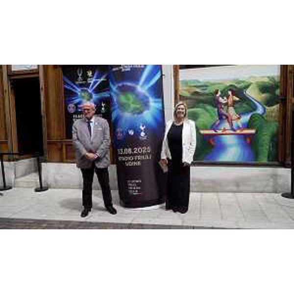 L'assessore regionale alle Infrastrutture e territorio Cristina Amirante e il sindaco di Gorizia Rodolfo Ziberna davanti all'esposizione della Supercoppa europea. - L'assessore regionale alle Infrastrutture e territorio Cristina Amirante e il sindaco di Gorizia Rodolfo Ziberna davanti all'esposizione della Supercoppa europea.