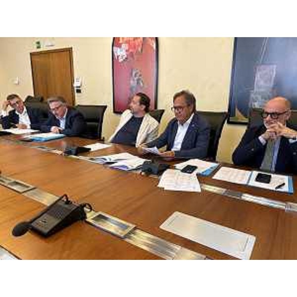 Un momento della conferenza stampa: da destra i consiglieri di Fp Carlo Grilli, Mauro Di Bert (capogruppo), Edy Morandini, Diego Bernardis e Carlo Bolzonello - Un momento della conferenza stampa: da destra i consiglieri di Fp Carlo Grilli, Mauro Di Bert (capogruppo), Edy Morandini, Diego Bernardis e Carlo Bolzonello