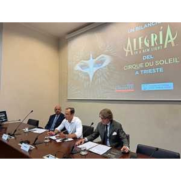 Un momento della conferenza stampa. Al centro il governatore della Regione Fvg Massimiliano Fedriga e alla sua destra il sindaco di Trieste Roberto Dipiazza. In primo piano il presidente del Teatro Stabile del Friuli Venezia Giulia Francesco Granbassi. - Un momento della conferenza stampa. Al centro il governatore della Regione Fvg Massimiliano Fedriga e alla sua destra il sindaco di Trieste Roberto Dipiazza. In primo piano il presidente del Teatro Stabile del Friuli Venezia Giulia Francesco Granbassi.
