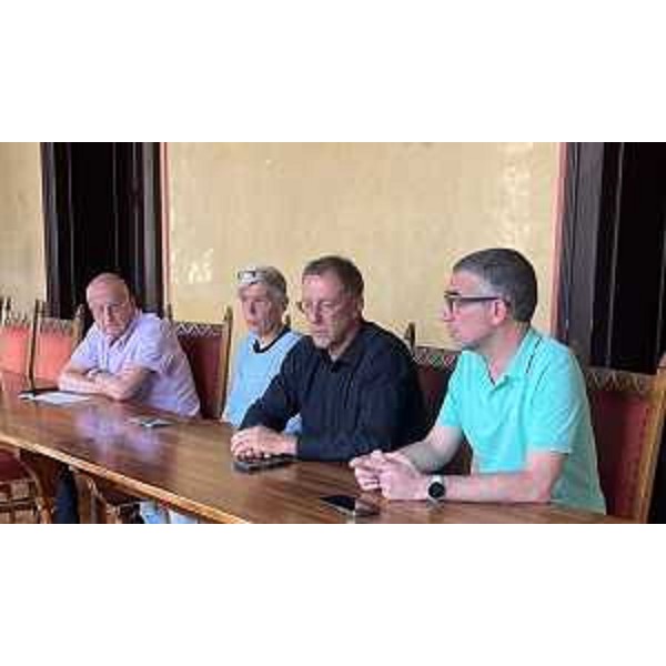 In pirmo piano l'assessore Roberti. Alla sua destra il sindaco di Muggia Paolo Polidori, l'assessore Alessandra Orlando e il vice presidente del Muggia 1967 Luigi Giani. - In pirmo piano l'assessore Roberti. Alla sua destra il sindaco di Muggia Paolo Polidori, l'assessore Alessandra Orlando e il vice presidente del Muggia 1967 Luigi Giani.