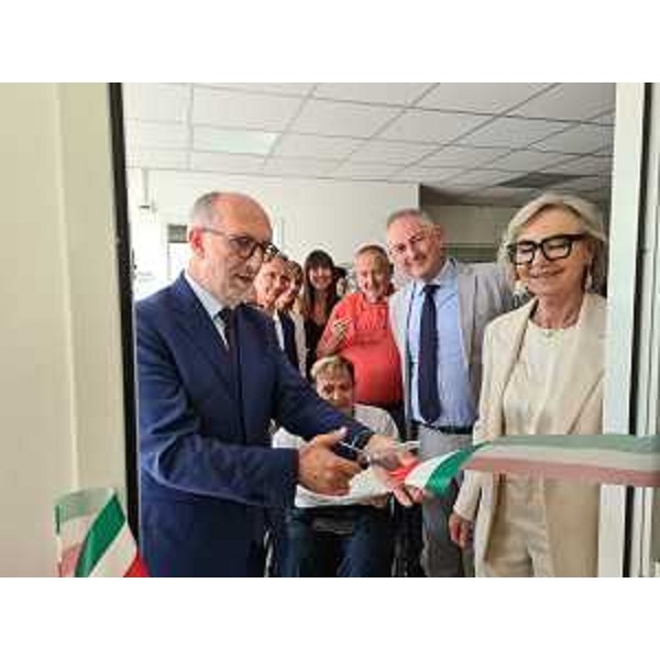 L'assessore Riccardo Riccardi al taglio del nastro del nuovo Sportello informativo in materia di disabilità presso l'Anffas di Pordenone - L'assessore Riccardo Riccardi al taglio del nastro del nuovo Sportello informativo in materia di disabilità presso l'Anffas di Pordenone