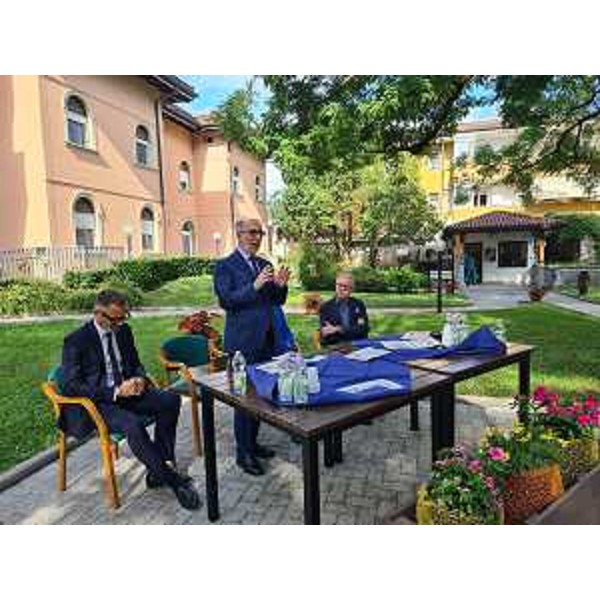 L'assessore regionale Riccardo Riccardi nel suo intervento all'esterno della Casa di riposo Asp di Spilimbergo per la presentazione del progetto di telemedicina - L'assessore regionale Riccardo Riccardi nel suo intervento all'esterno della Casa di riposo Asp di Spilimbergo per la presentazione del progetto di telemedicina