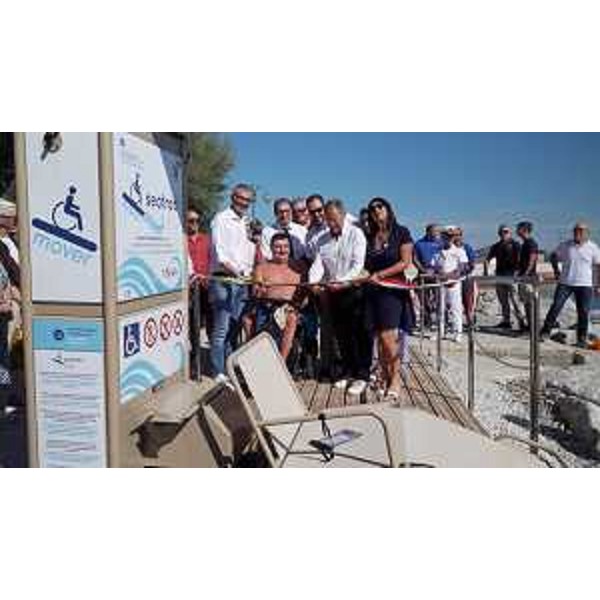 L'inaugurazione del dispositivo Mover posizionato sulla spiaggia di Porto San Rocco dal Comune di Muggia alla quale ha partecipato, tra gli altri, l'assessore regionale alle Autonomie locali Pierpaolo Roberti. - L'inaugurazione del dispositivo Mover posizionato sulla spiaggia di Porto San Rocco dal Comune di Muggia alla quale ha partecipato, tra gli altri, l'assessore regionale alle Autonomie locali Pierpaolo Roberti.