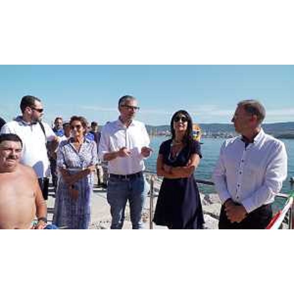 L'inaugurazione del dispositivo Mover posizionato sulla spiaggia di Porto San Rocco dal Comune di Muggia alla quale ha partecipato, tra gli altri, l'assessore regionale alle Autonomie locali Pierpaolo Roberti. - L'inaugurazione del dispositivo Mover posizionato sulla spiaggia di Porto San Rocco dal Comune di Muggia alla quale ha partecipato, tra gli altri, l'assessore regionale alle Autonomie locali Pierpaolo Roberti.