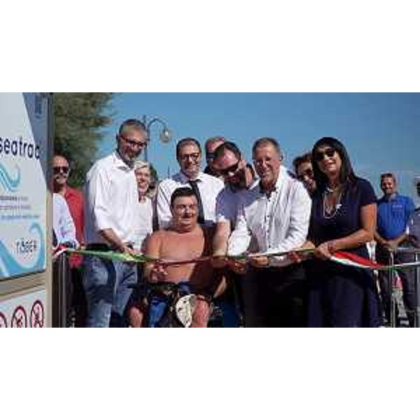 L'inaugurazione del dispositivo Mover posizionato sulla spiaggia di Porto San Rocco dal Comune di Muggia alla quale ha partecipato, tra gli altri, l'assessore regionale alle Autonomie locali Pierpaolo Roberti. - L'inaugurazione del dispositivo Mover posizionato sulla spiaggia di Porto San Rocco dal Comune di Muggia alla quale ha partecipato, tra gli altri, l'assessore regionale alle Autonomie locali Pierpaolo Roberti.