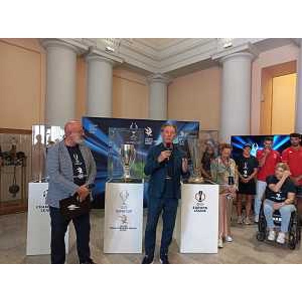 L'assessore regionale alla Difesa dell'ambiente, energia e sviluppo sostenibile Fabio Scoccimarro durante la presentazione del trofeo della Super Coppa a Trieste - L'assessore regionale alla Difesa dell'ambiente, energia e sviluppo sostenibile Fabio Scoccimarro durante la presentazione del trofeo della Super Coppa a Trieste 