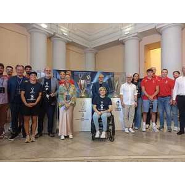 L'assessore regionale alla Difesa dell'ambiente, energia e sviluppo sostenibile Fabio Scoccimarro durante la presentazione del trofeo della Super Coppa a Trieste - L'assessore regionale alla Difesa dell'ambiente, energia e sviluppo sostenibile Fabio Scoccimarro durante la presentazione del trofeo della Super Coppa a Trieste 