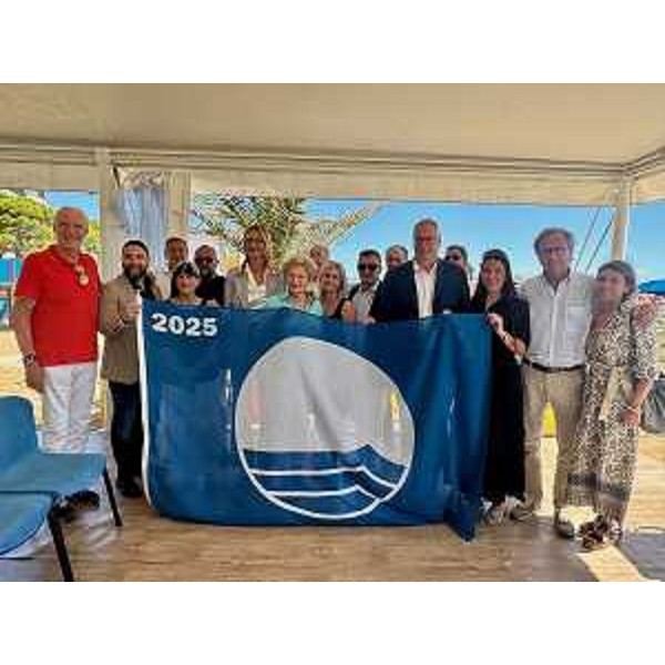 Il presidente del Cr, Mauro Bordin insieme agli amministratori locali e regionali durante la consegna della Bandiera blu a Lignano - Il presidente del Cr, Mauro Bordin insieme agli amministratori locali e regionali durante la consegna della Bandiera blu a Lignano