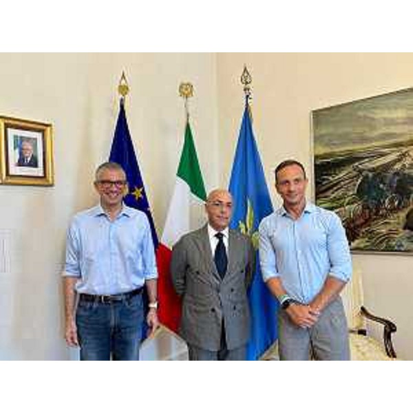 Il governatore Fedriga (a destra), l'assessore Roberti (a sinistra) e il questore de Lorenzo (al centro). - Il governatore Fedriga (a destra), l'assessore Roberti (a sinistra) e il questore de Lorenzo (al centro).