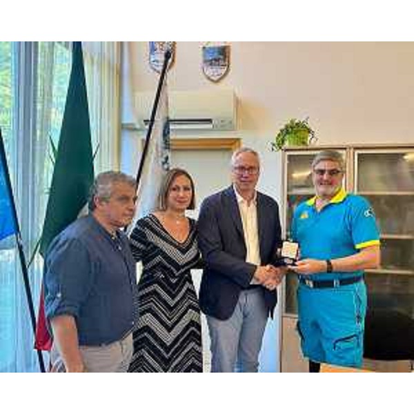 Da sinistra i consiglieri Francesco Martines e Manuela Celotti (Pd), il presidente del Cr Mauro Bordin e il presidente della Confraternita della Misericordia della Bassa Friulana, Lorenzo Mattiussi durante la consegna del sigillo del Cr. - Da sinistra i consiglieri Francesco Martines e Manuela Celotti (Pd), il presidente del Cr Mauro Bordin e il presidente della Confraternita della Misericordia della Bassa Friulana, Lorenzo Mattiussi durante la consegna del sigillo del Cr.