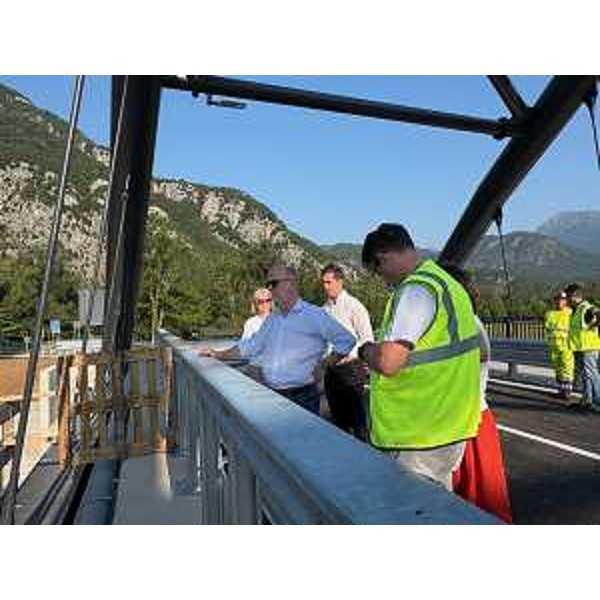 L'assessore regionale alla Protezione Civile Riccardo Riccardi durante il sopralluogo al nuovo ponte sul torrente Leale a Trasaghis - L'assessore regionale alla Protezione Civile Riccardo Riccardi durante il sopralluogo al nuovo ponte sul torrente Leale a Trasaghis