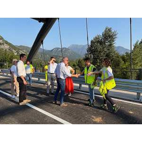 L'assessore regionale alla Protezione Civile Riccardo Riccardi durante il sopralluogo al nuovo ponte sul torrente Leale a Trasaghis - L'assessore regionale alla Protezione Civile Riccardo Riccardi durante il sopralluogo al nuovo ponte sul torrente Leale a Trasaghis
