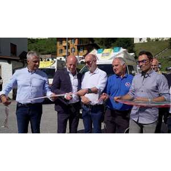 Al centro l'assessore Riccardi Riccardi al taglio del nastro, alla sua destra il sindagco Alessandro De Zordo; il primo da destra il vicepresidente del Consigio Stefano Mazzolini - Al centro l'assessore Riccardi Riccardi al taglio del nastro, alla sua destra il sindagco Alessandro De Zordo; il primo da destra il vicepresidente del Consigio Stefano Mazzolini