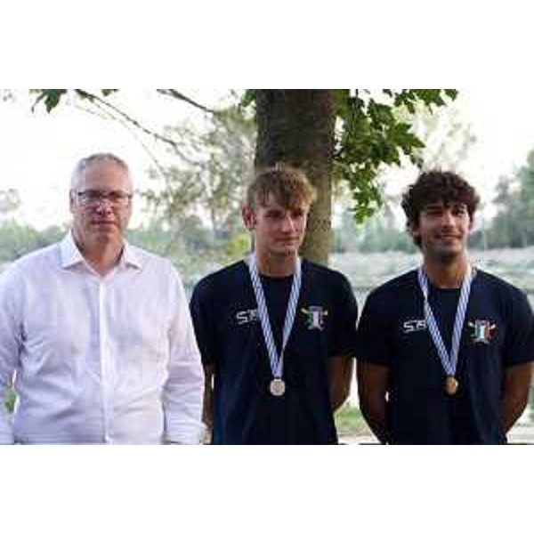Il presidente del Cr Fvg, Mauro Bordin, con i campioni Elia Bressan e Josef Marvucic della Canoa San Giorgio - Il presidente del Cr Fvg, Mauro Bordin, con i campioni Elia Bressan e Josef Marvucic della Canoa San Giorgio