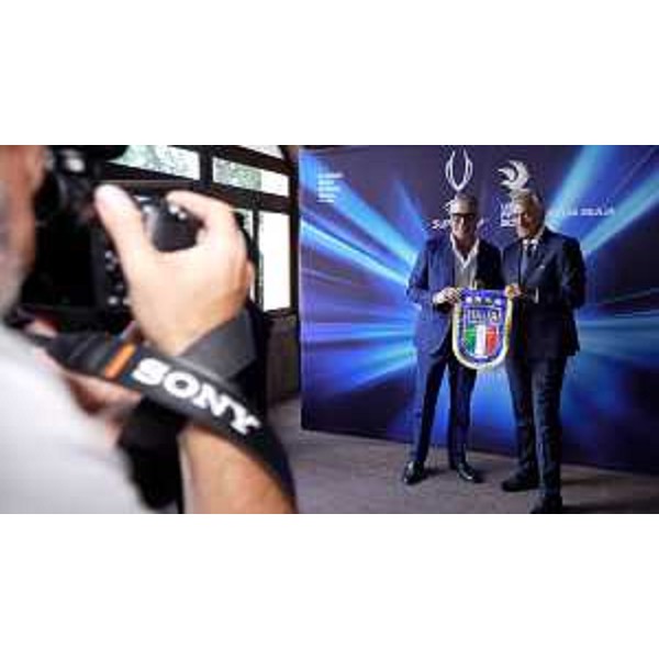 L'assessore Sergio Emidio Bini con il presidente della Figc Gabriele Gravina - L'assessore Sergio Emidio Bini con il presidente della Figc Gabriele Gravina