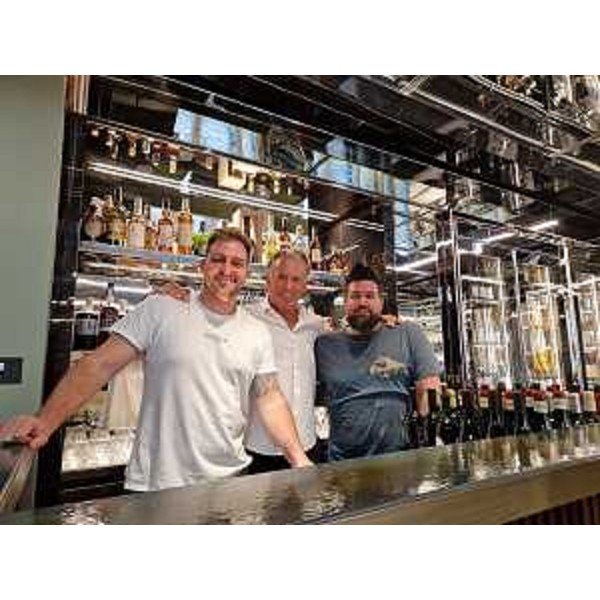 Al centro, tra i due chef pluripremiati, l'assessore Scoccimarro - Al centro, tra i due chef pluripremiati, l'assessore Scoccimarro