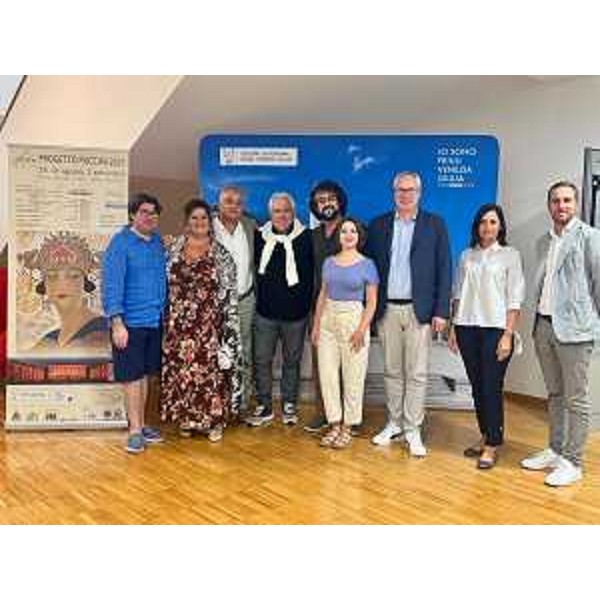 La foto di gruppo al termine della presentazione: il presidente Bordin è il terzo da destra - La foto di gruppo al termine della presentazione: il presidente Bordin è il terzo da destra