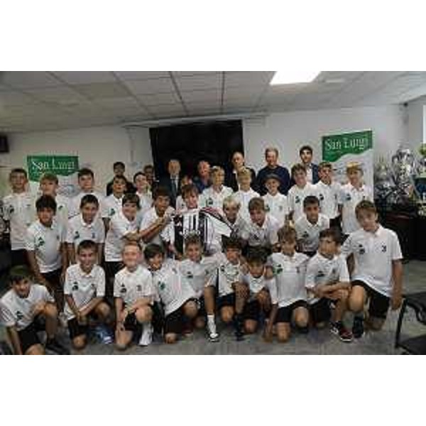 Foto di gruppo con dirigenti, autorità e con i ragazzi del San Luigi impegnati nella Juventus Academy - Foto di gruppo con dirigenti, autorità e con i ragazzi del San Luigi impegnati nella Juventus Academy