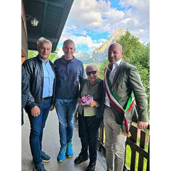 Paola Del Din al centro, tra il sindaco di Sappada Alessandro De Zordo e l'assessore regionale Pierpaolo Roberti. Il primo a sinistra, infine, è il vicesindaco Silvio Fauner - Paola Del Din al centro, tra il sindaco di Sappada Alessandro De Zordo e l'assessore regionale Pierpaolo Roberti. Il primo a sinistra, infine, è il vicesindaco Silvio Fauner