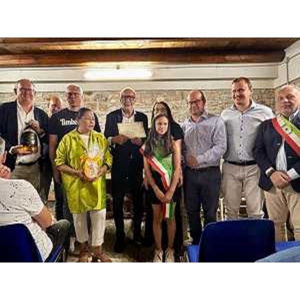 Il vicegovernatore Anzil tra le altre autorità con i premiati - Il vicegovernatore Anzil tra le altre autorità con i premiati