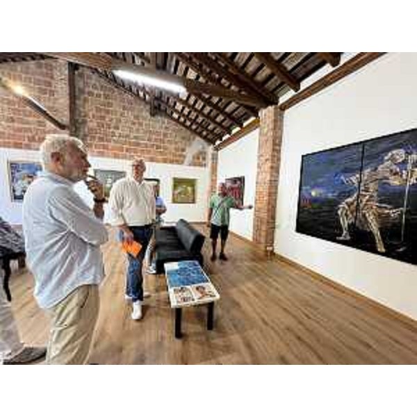 Il presidente Bordin, al centro, durante la visita alla mostra - Il presidente Bordin, al centro, durante la visita alla mostra