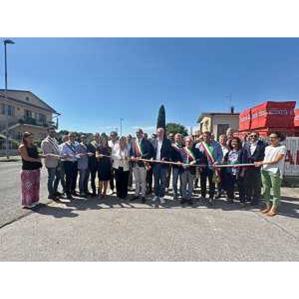 Il taglio del nastro con il presidente del Cr Fvg Mauro Bordin al centro, accanto al sindaco di Carlino Loris Bazzo - Il taglio del nastro con il presidente del Cr Fvg Mauro Bordin al centro, accanto al sindaco di Carlino Loris Bazzo