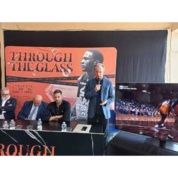 La presentazione di "Through The Glass" - La presentazione di "Through The Glass"