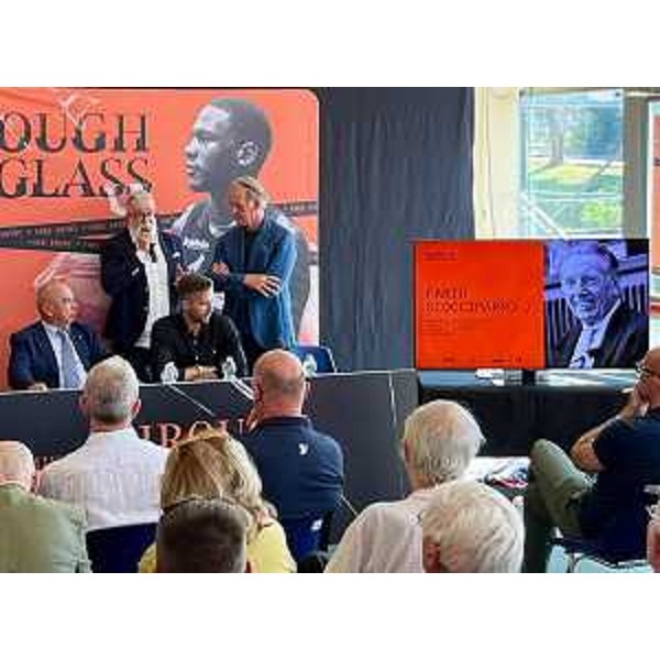 La presentazione di "Through The Glass" - La presentazione di "Through The Glass"