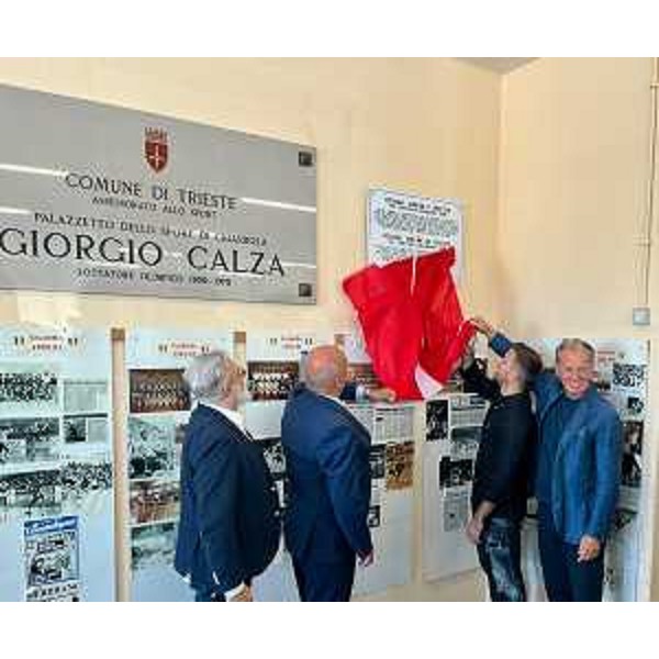 Lo scoprimento della targa celebrativa del 40° anniversario (26 agosto 1985- 2025) della storica partita di Michael Jordan a Trieste da parte del sindaco di Trieste Roberto Dipiazza, dellideatore delliniziativa Erik Filipac, del presidente dellassociazione Che spettacolo Massimo Piubello e dell'assessore regionale alla Difesa dell'Ambiente Fabio Scoccimarro. - Lo scoprimento della targa celebrativa del 40° anniversario (26 agosto 1985- 2025) della storica partita di Michael Jordan a Trieste da parte del sindaco di Trieste Roberto Dipiazza, dellideatore delliniziativa Erik Filipac, del presidente dellassociazione Che spettacolo Massimo Piubello e dell'assessore regionale alla Difesa dell'Ambiente Fabio Scoccimarro.