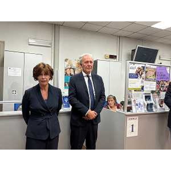 L'assessore regionale al Lavoro, Formazione, Istruzione, Famiglia, Alessia Rosolen, con l'assessore comunale alle Politiche sociali Massimo Tognolli, nella sede del nuovo sportello Si.Con.Te a Trieste - L'assessore regionale al Lavoro, Formazione, Istruzione, Famiglia, Alessia Rosolen, con l'assessore comunale alle Politiche sociali Massimo Tognolli, nella sede del nuovo sportello Si.Con.Te a Trieste