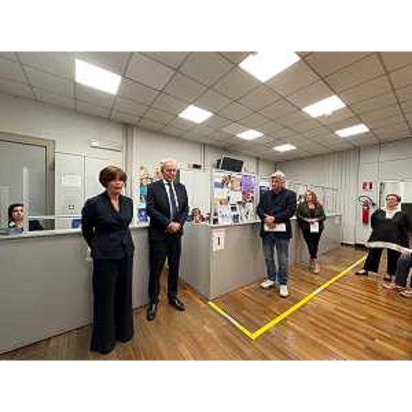 L'assessore regionale al Lavoro, Formazione, Istruzione, Famiglia, Alessia Rosolen, con l'assessore comunale alle Politiche sociali Massimo Tognolli, nella sede del nuovo sportello Si.Con.Te a Trieste - L'assessore regionale al Lavoro, Formazione, Istruzione, Famiglia, Alessia Rosolen, con l'assessore comunale alle Politiche sociali Massimo Tognolli, nella sede del nuovo sportello Si.Con.Te a Trieste