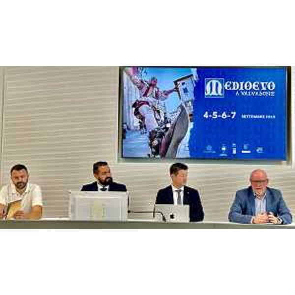 Il consigliere regionale di Fratelli d'Italia, Markus Maurmair (secondo da dx) alla presetazione della rievocazione storica di Valvasone - Il consigliere regionale di Fratelli d'Italia, Markus Maurmair (secondo da dx) alla presetazione della rievocazione storica di Valvasone