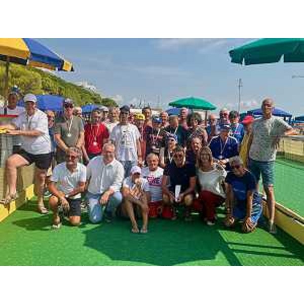 Il presidente del Cr Fvg Mauro Bordin secondo da sinistra in basso nella foto di gruppo al termine dell'incontro di "gemellaggio" a Lignano - Il presidente del Cr Fvg Mauro Bordin secondo da sinistra in basso nella foto di gruppo al termine dell'incontro di "gemellaggio" a Lignano