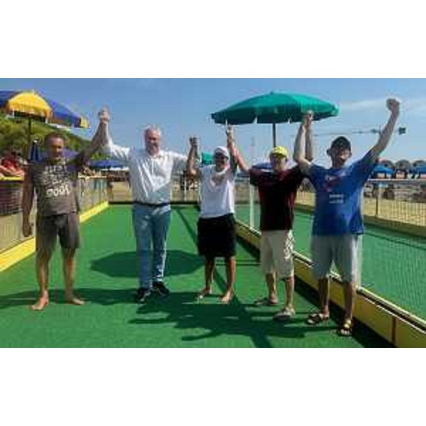 Il presidente Bordin, secondo da sinistra, con alcuni dei partecipanti al "gemellaggio" nel segno delle bocce - Il presidente Bordin, secondo da sinistra, con alcuni dei partecipanti al "gemellaggio" nel segno delle bocce