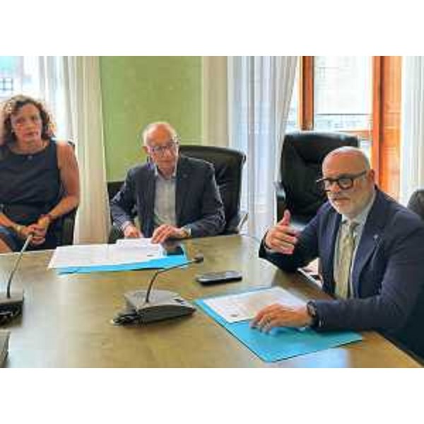 Il consigliere Grilli, a destra, in un altro momento dell'incontro con i giornalisti - Il consigliere Grilli, a destra, in un altro momento dell'incontro con i giornalisti