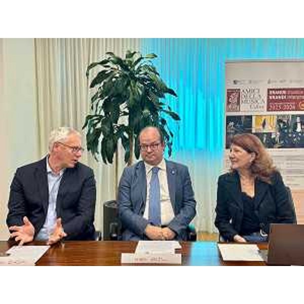 Mauro Bordin, presidente del Cr Fvg, primo da sinistra nella foto con l'assessore regionale Mario Anzil e Luisa Sello, presidente e direttrice artistica dell'associazione Amici della Musica di Udine - Mauro Bordin, presidente del Cr Fvg, primo da sinistra nella foto con l'assessore regionale Mario Anzil e Luisa Sello, presidente e direttrice artistica dell'associazione Amici della Musica di Udine