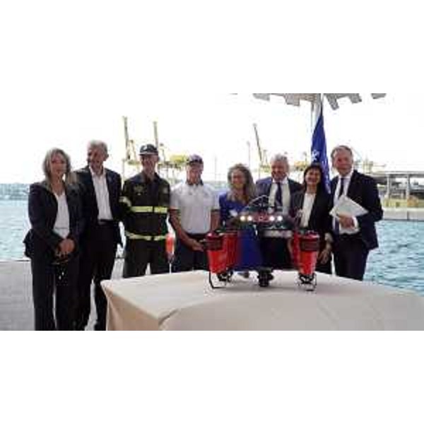 L'assessore Scoccimarro interviene a presentazione rinnovato contratto di collaborazione tra Siot spa e Ocean srl per i servizi di prevenzione, monitoraggio e contrasto allinquinamento marino. Laccordo, sottoscritto oggi e che avrà durata fino al 2029, mira a garantire la salvaguardia del mare al Terminale Marino Siot nel porto di Trieste. - L'assessore Scoccimarro interviene a presentazione rinnovato contratto di collaborazione tra Siot spa e Ocean srl per i servizi di prevenzione, monitoraggio e contrasto allinquinamento marino. Laccordo, sottoscritto oggi e che avrà durata fino al 2029, mira a garantire la salvaguardia del mare al Terminale Marino Siot nel porto di Trieste. 