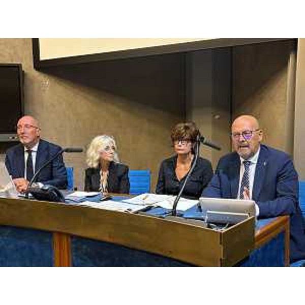 Gli assessori regionali al Lavoro, Formazione e Istruzione, Alessia Rosolen e ai Sistemi informativi Sebastiano Callari (a destra), con l'Amministratore unico di Insiel, Diego Antonini, e il dirigente tecnico Francesca Di Liberti per l'Ufficio scolastico regionale - Gli assessori regionali al Lavoro, Formazione e Istruzione, Alessia Rosolen e ai Sistemi informativi Sebastiano Callari (a destra), con l'Amministratore unico di Insiel, Diego Antonini, e il dirigente tecnico Francesca Di Liberti per l'Ufficio scolastico regionale