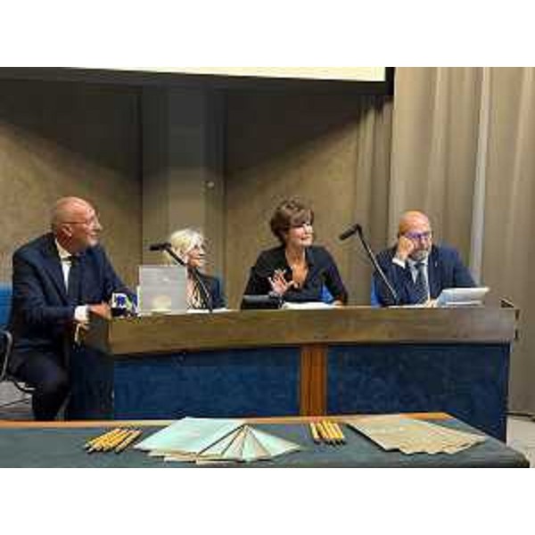 Gli assessori regionali al Lavoro, Formazione e Istruzione, Alessia Rosolen e ai Sistemi informativi Sebastiano Callari (a destra), con l'Amministratore unico di Insiel, Diego Antonini, e il dirigente tecnico Francesca Di Liberti per l'Ufficio scolastico regionale - Gli assessori regionali al Lavoro, Formazione e Istruzione, Alessia Rosolen e ai Sistemi informativi Sebastiano Callari (a destra), con l'Amministratore unico di Insiel, Diego Antonini, e il dirigente tecnico Francesca Di Liberti per l'Ufficio scolastico regionale