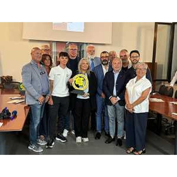 Il presidente del Cr Fvg, Mauro Bordin, quinto da sinistra nella foto di gruppo assieme agli amministratori locali e agli organizzatori del Giro ciclistico - Il presidente del Cr Fvg, Mauro Bordin, quinto da sinistra nella foto di gruppo assieme agli amministratori locali e agli organizzatori del Giro ciclistico