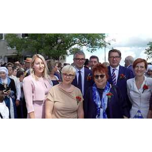 Lassessore regionale alle Autonomie locali alla cerimonia delle "Nozze Carsiche" a Monrupino-Repentabor a cui ha preso parte assieme alla Presidente della Repubblica di Slovenia, Natasa Pirc Musar. - Lassessore regionale alle Autonomie locali alla cerimonia delle "Nozze Carsiche" a Monrupino-Repentabor a cui ha preso parte assieme alla Presidente della Repubblica di Slovenia, Natasa Pirc Musar.