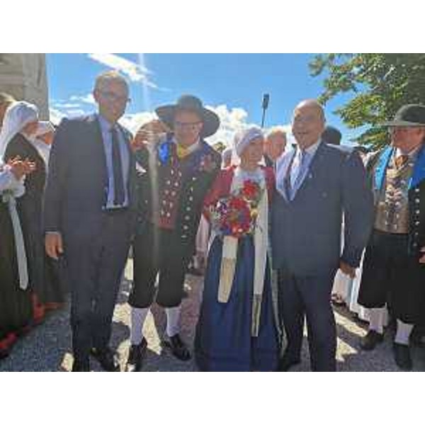 Lassessore regionale alle Autonomie locali alla cerimonia delle "Nozze Carsiche" a Monrupino-Repentabor a cui ha preso parte assieme alla Presidente della Repubblica di Slovenia, Natasa Pirc Musar e al sindaco di Trieste Roberto Dipiazza. - Lassessore regionale alle Autonomie locali alla cerimonia delle "Nozze Carsiche" a Monrupino-Repentabor a cui ha preso parte assieme alla Presidente della Repubblica di Slovenia, Natasa Pirc Musar e al sindaco di Trieste Roberto Dipiazza.